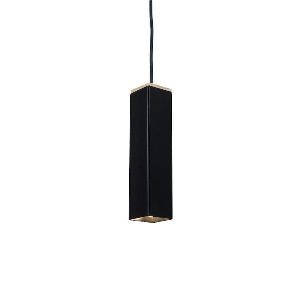 Andy Raw van Tolhuijs Design is een duurzame, industriële hanglamp van metaal gemaakt van afval.