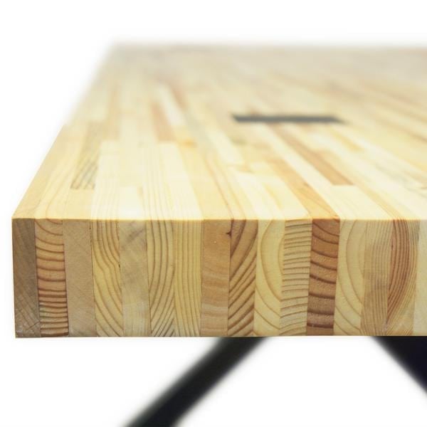 Able Geperst Pallet is een tafel van Tolhuijs Design met een houten tafelblad en een metalen onderstel van gerecycled materiaal.
