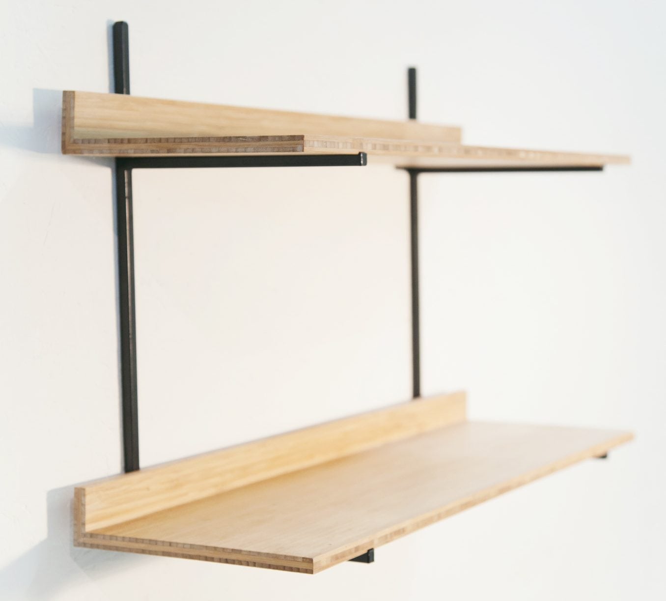 De Mini Wandkast is een minimalistisch en tijdloos design uit de Mogelijkheid Collectie, een samenwerkingsverband tussen ontwerper Don Zweedijk en de beschutte metaalwerkplaats het Maliegilde in Utrecht. De Mini Wandkast bestaat uit twee metalen frames en twee legplanken.