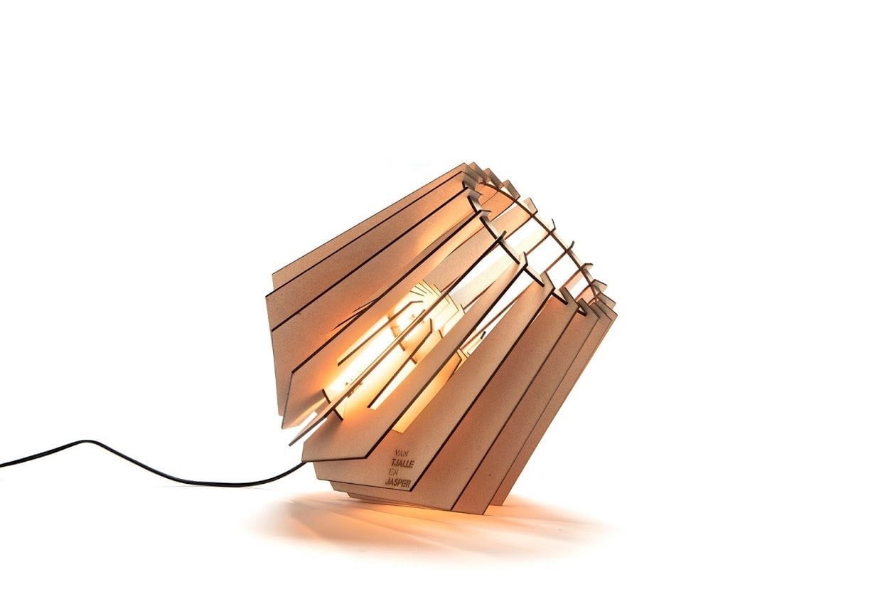 De SPOT-NIK Van Tjalle en Jasper is een lasergesneden houten vloerlamp. Betaalbaar Dutch Design bij Studio Perspective.