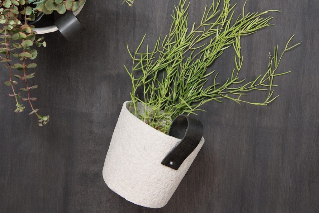 Paper Pot Grey van Rescued is een duurzame bloempot gemaakt van gerecycled materiaal. Duurzaam design bij Studio Perspective.