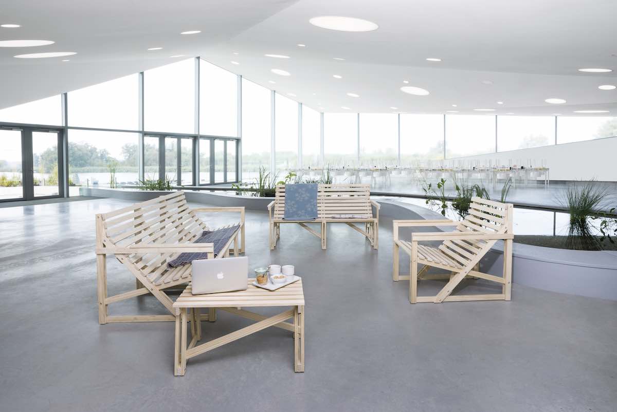 De Patiobench 4-5 seater van Weltevree is een comfortabele Design buitenbank van duurzaam Accoya® hout bij Studio Perspective.