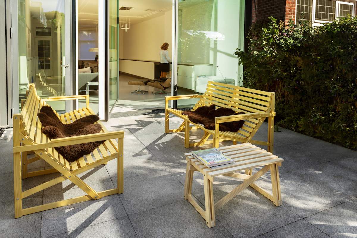 De Patiobench 2-3 seater van Weltevree is een comfortabele Design buitenbank van duurzaam Accoya® hout bij Studio Perspective.