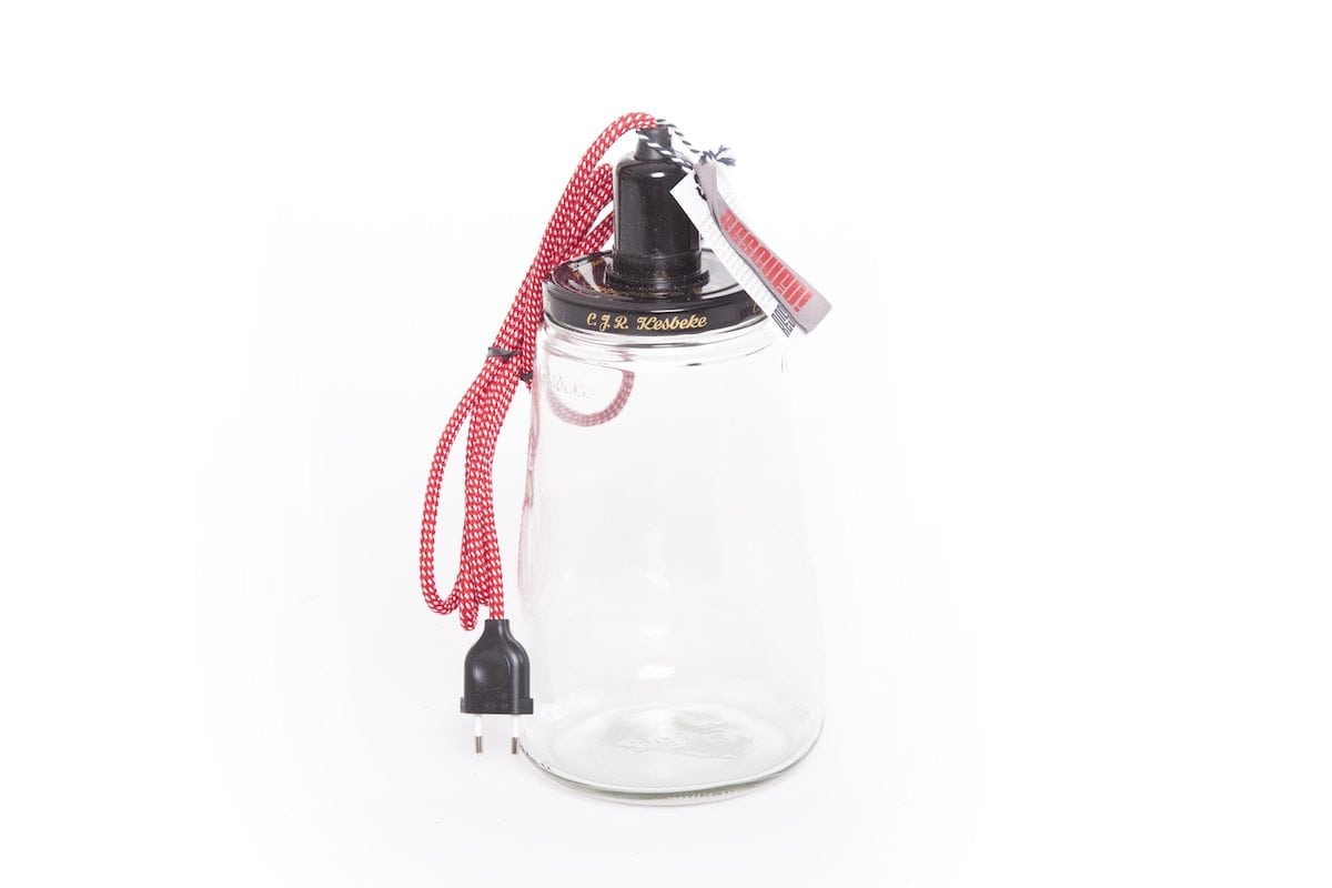 Pickle Light Large met rood/wit snoer. Social design van Studio Perspective. Augurken pot lamp van Rescued.