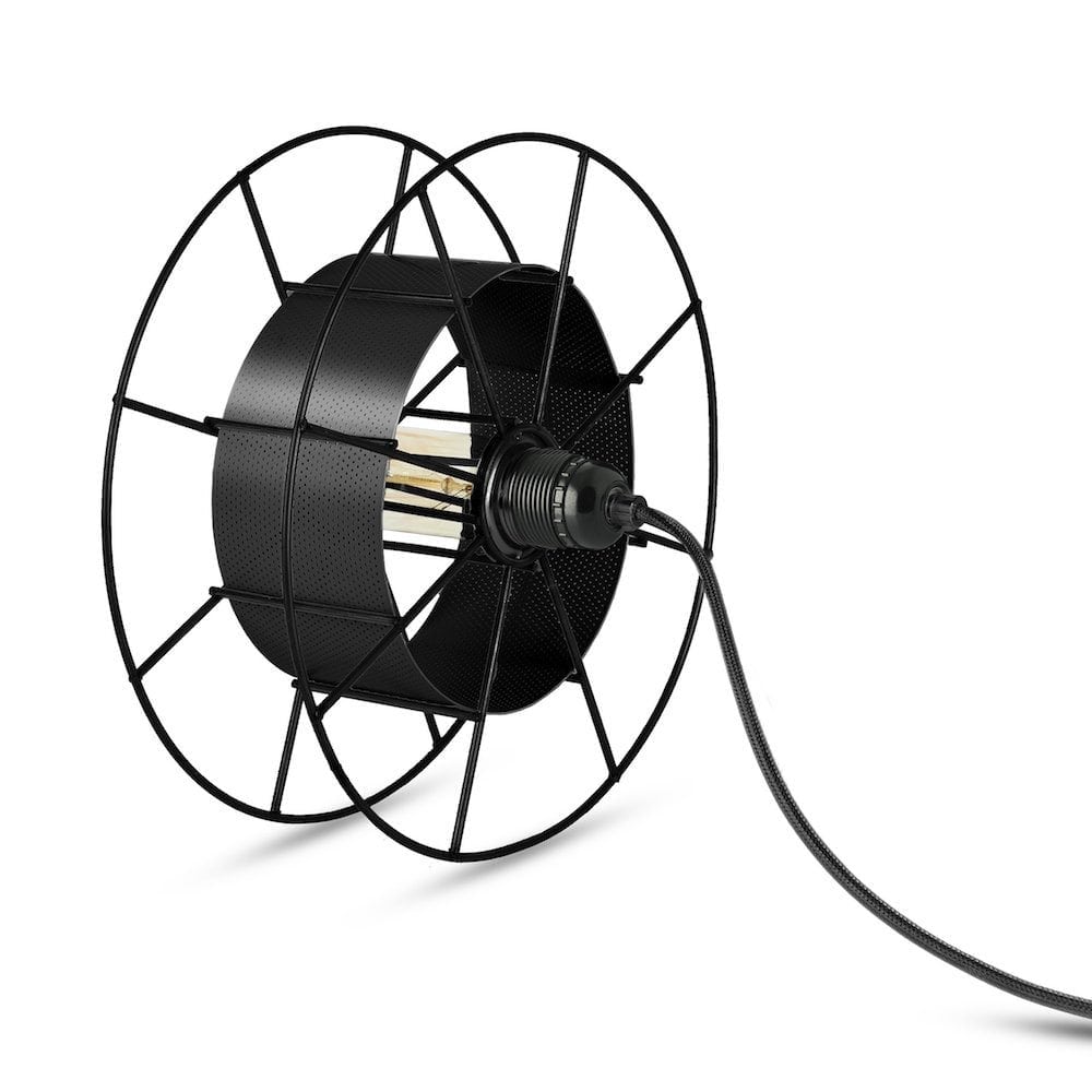 Spool Floor Black van Tolhuijs Design is een zwarte industriële vloerlamp gemaakt van afval bij Studio Perspective.