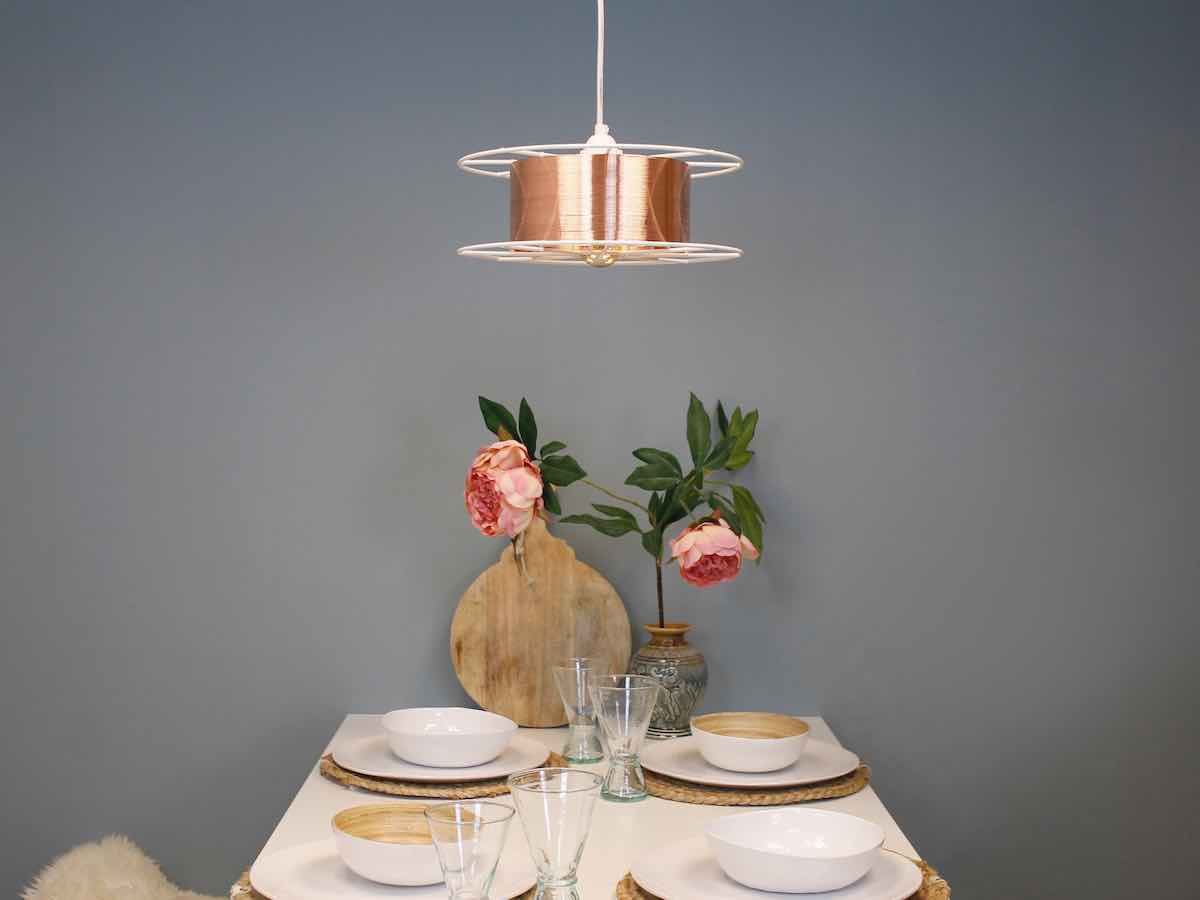 Spool Deluxe is een koperen hanglamp van Tolhuijs Design. Duurzame designlamp, gemaakt van een oude spoel bij Studio Perspective.