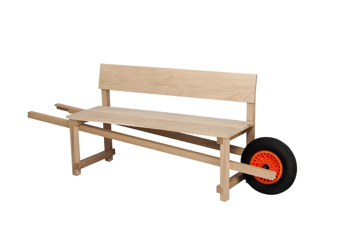 De Wheelbench van ontwerper Rogier Martens is een verrijdbare houten buitenbank met kruiwagenwiel van Weltevree.