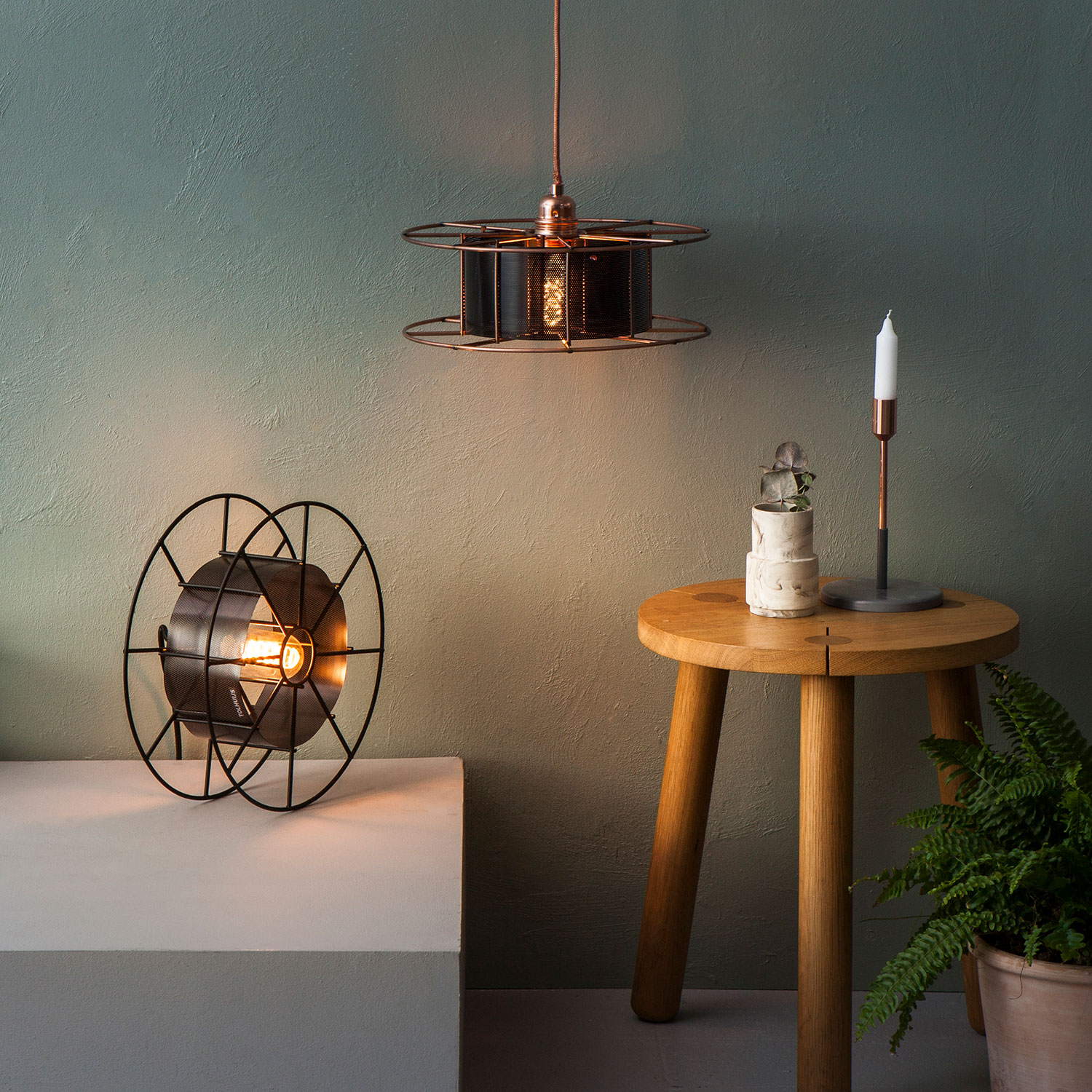 De SPOOL met zwarte kap van Tolhuijs Design is een duurzame koperen hanglamp van gerecycled materiaal bij Studio Perspective.