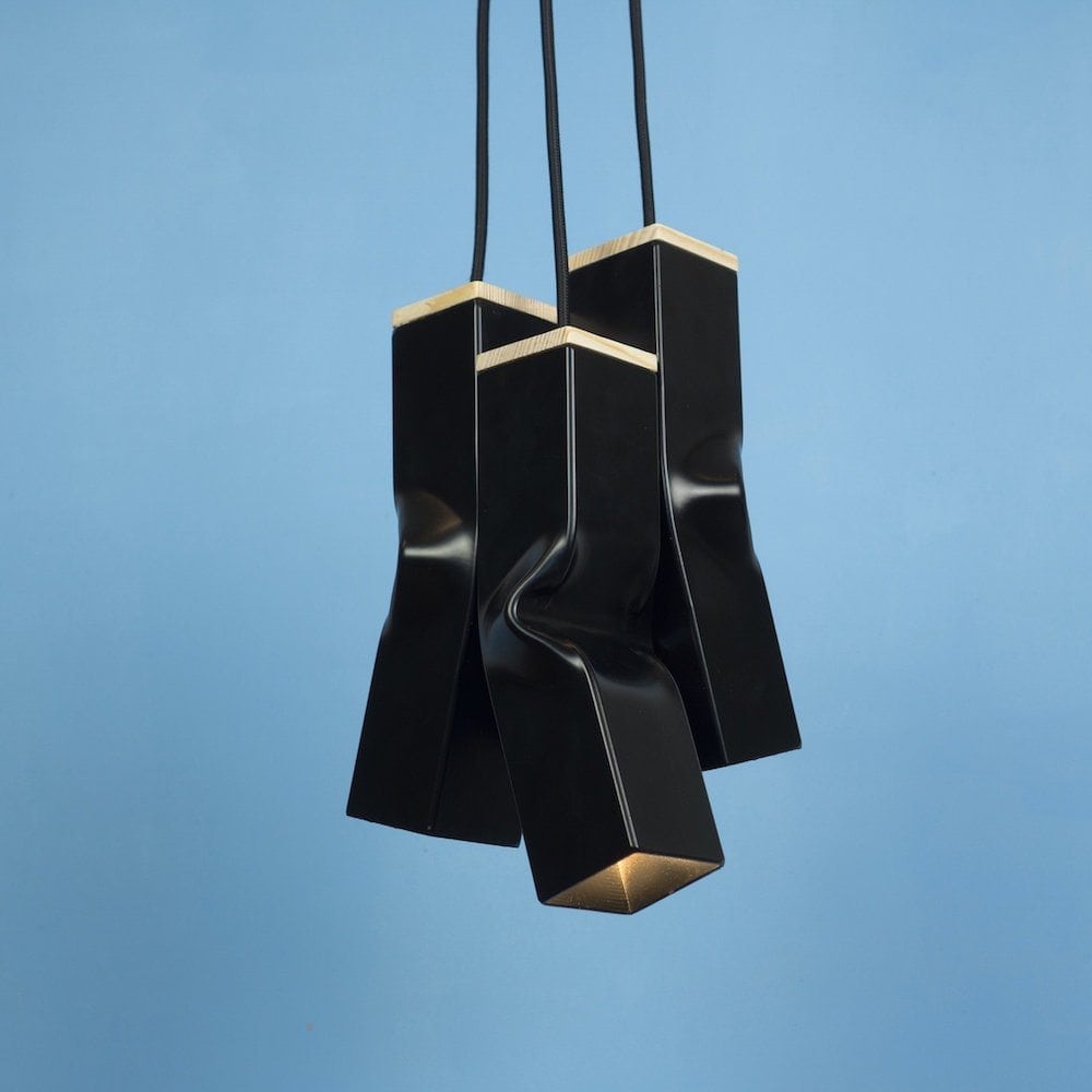 De Bendy Triple van Tolhuijs bestaat uit drie speelse industriële hanglampen gemaakt van afval en is verkrijgbaar in vier kleuren.