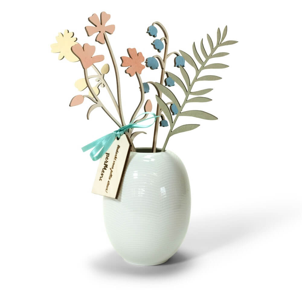 gekleurde houten bloemen in een vaasje cadeau studio perspective