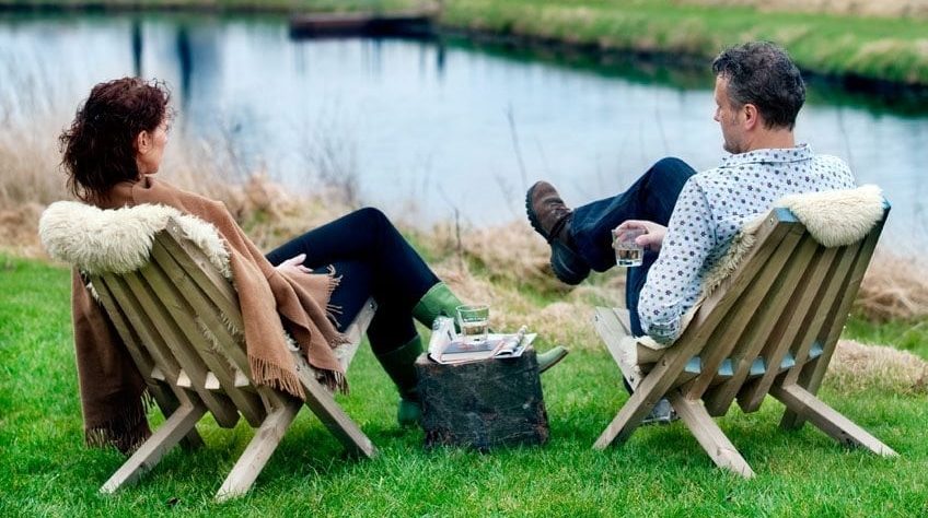 De Fielchair is een comfortabele houten tuinstoel van Weltevree. De duurzame stoel is inklapbaar en koop je per stuk of per set.