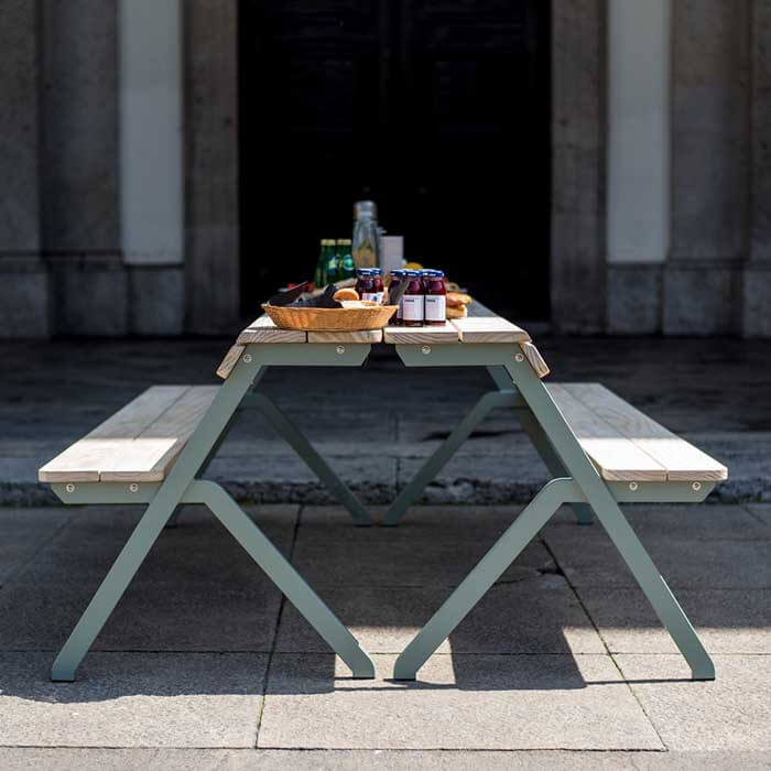De Tablebench 4-Seater van Weltevree is een multifunctionele tafel, bank én picknicktafel ineen. Ook ideaal als werkplek.