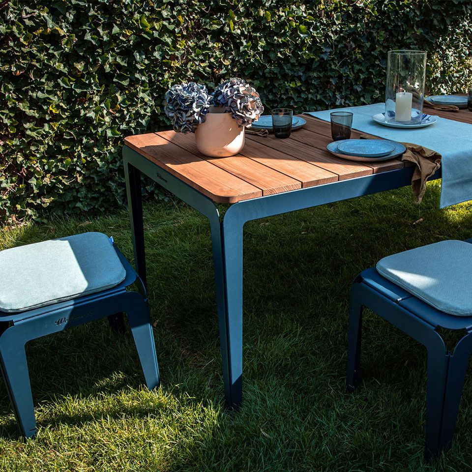 Bended-table-wood-tuintafel-blauw
